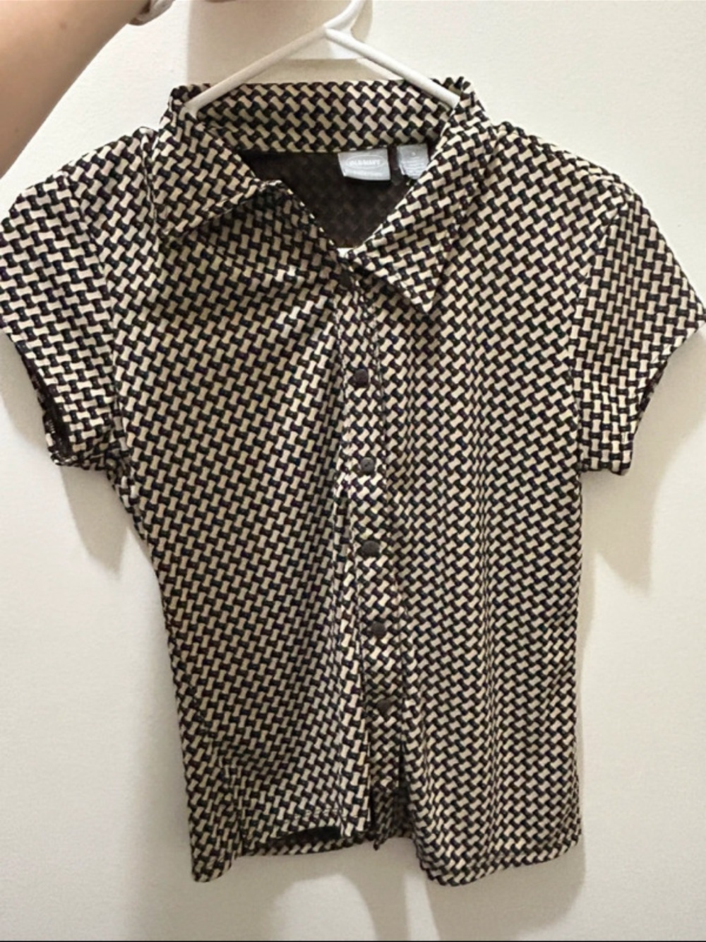 Women Short-Sleeve Patterned Button-Up Shirt in Black and Cream